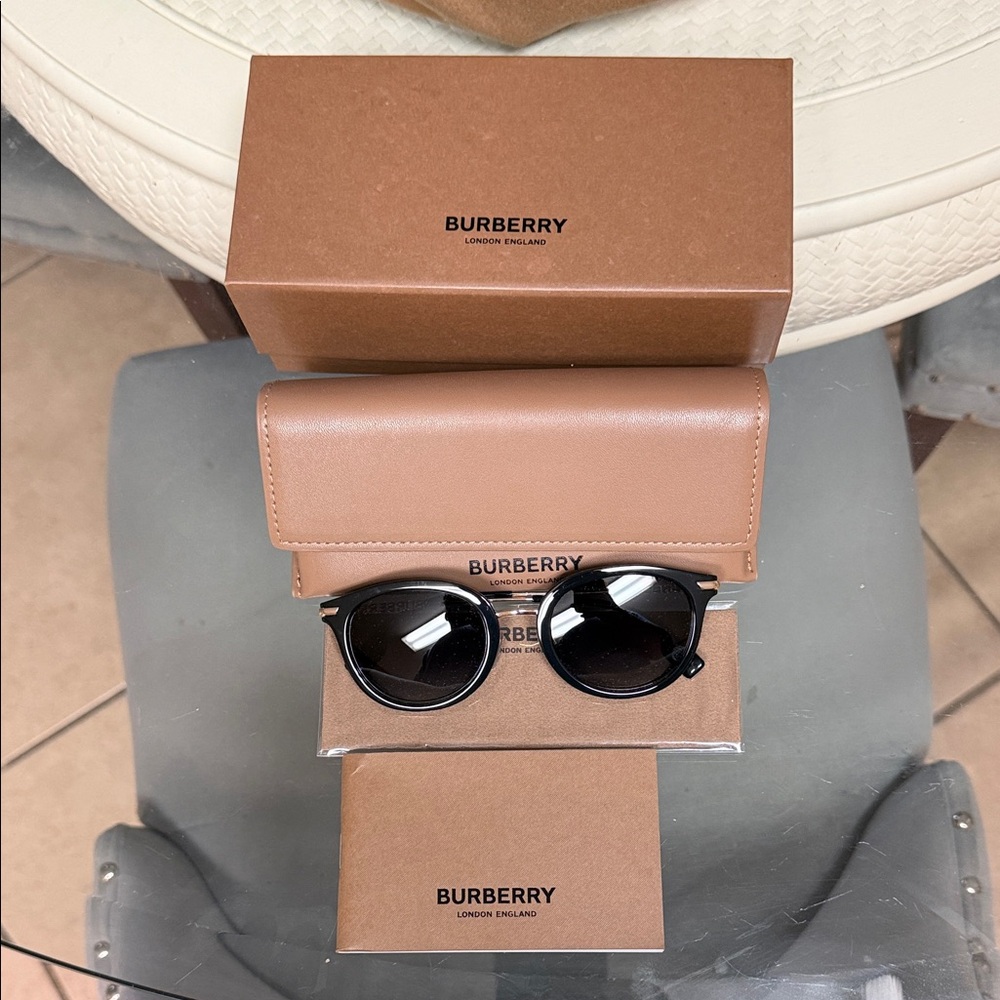 Burberry Black Sunglasses with Tan Case - Picture 1 of 1